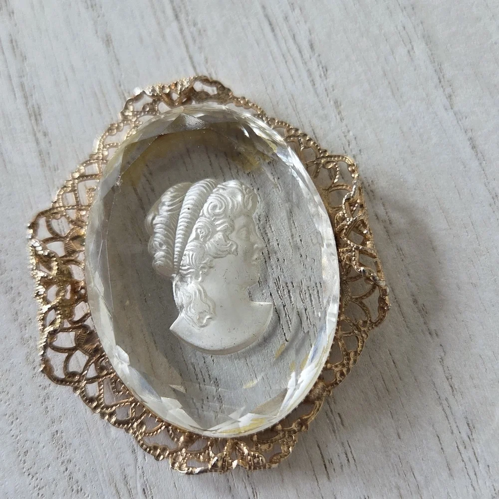 Vintage Cameo Pendant - Clear With Gold Frame